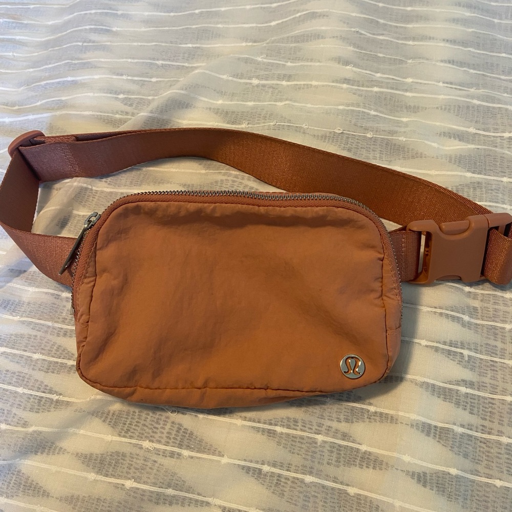 Lululemon Everywhere belt bag